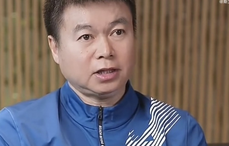 于根偉談巴頓踢右后衛(wèi):選位還是有些高 一度未更好協(xié)助后場出球