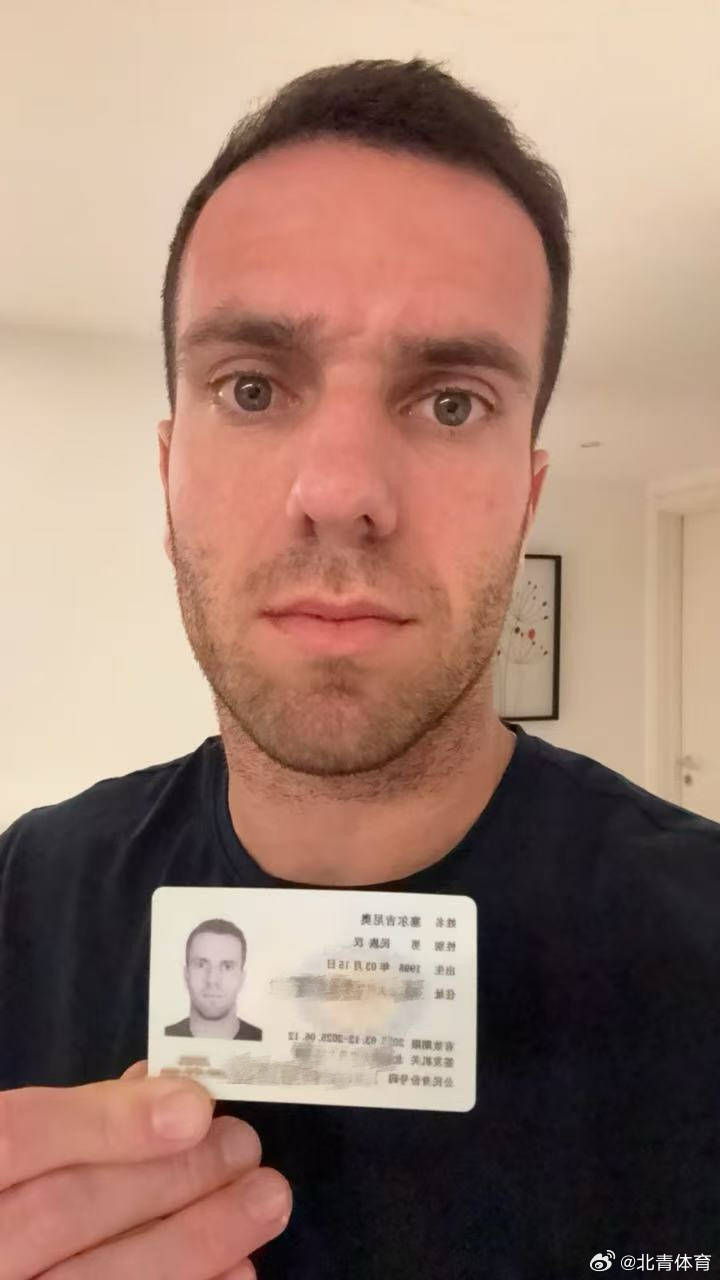 塞鳥身份證明顯示,中文名就是“塞爾吉尼奧”