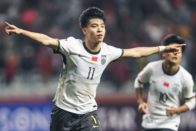 北青體育:18歲“跳級生”王鈺棟有望進(jìn)入國足客戰(zhàn)沙特名單!